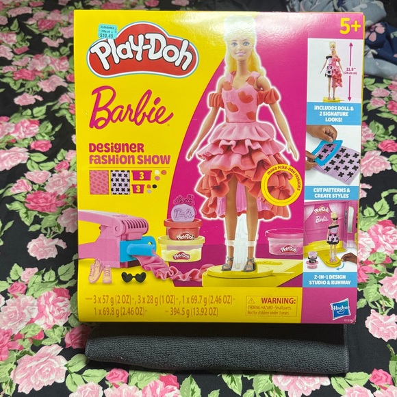 NEW Barbie Designer Fashion Show Set - Pink and Yellow - Picture 2 of 15